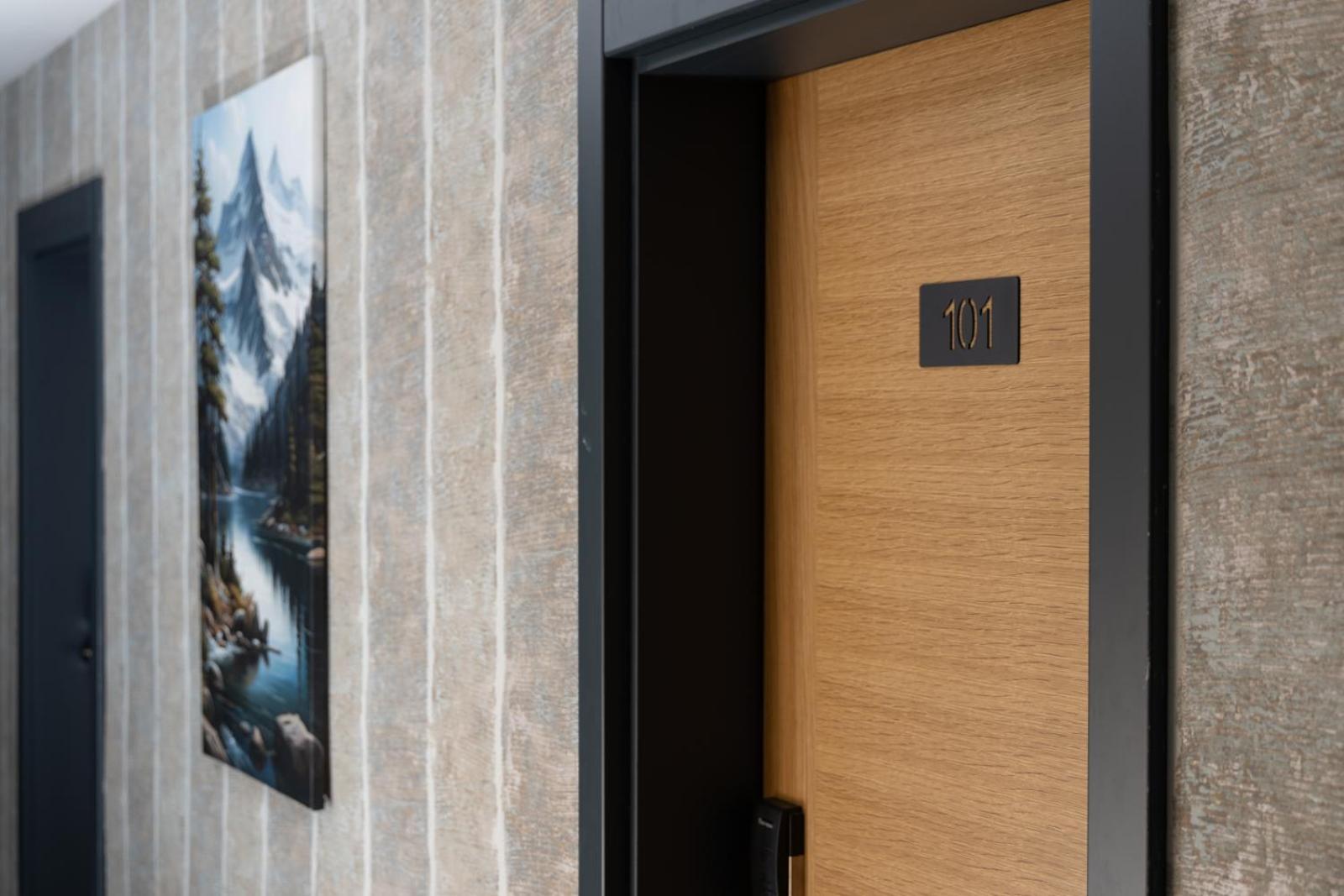 Vetus Hotel Pristina Buitenkant foto