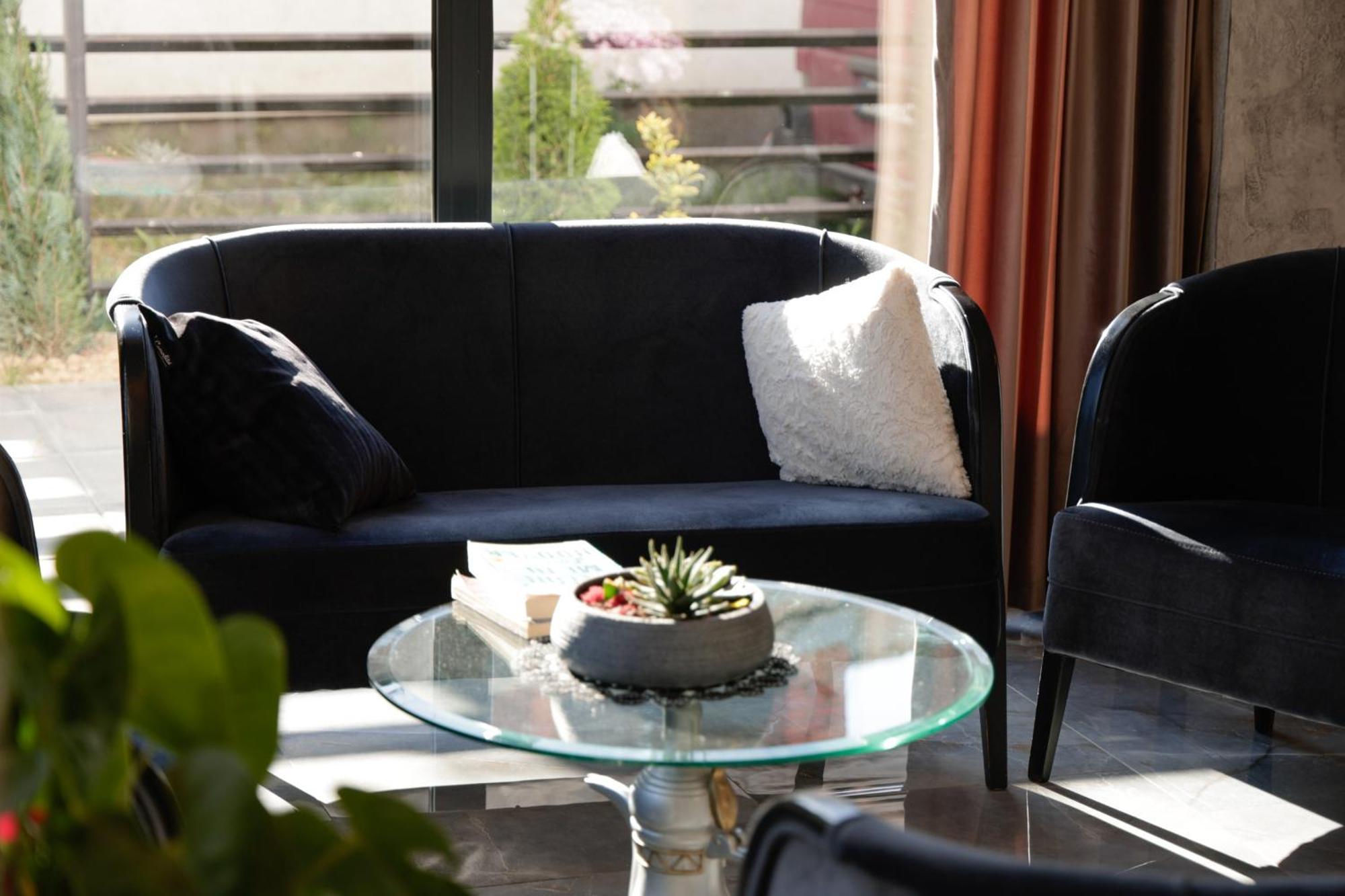 Vetus Hotel Pristina Buitenkant foto