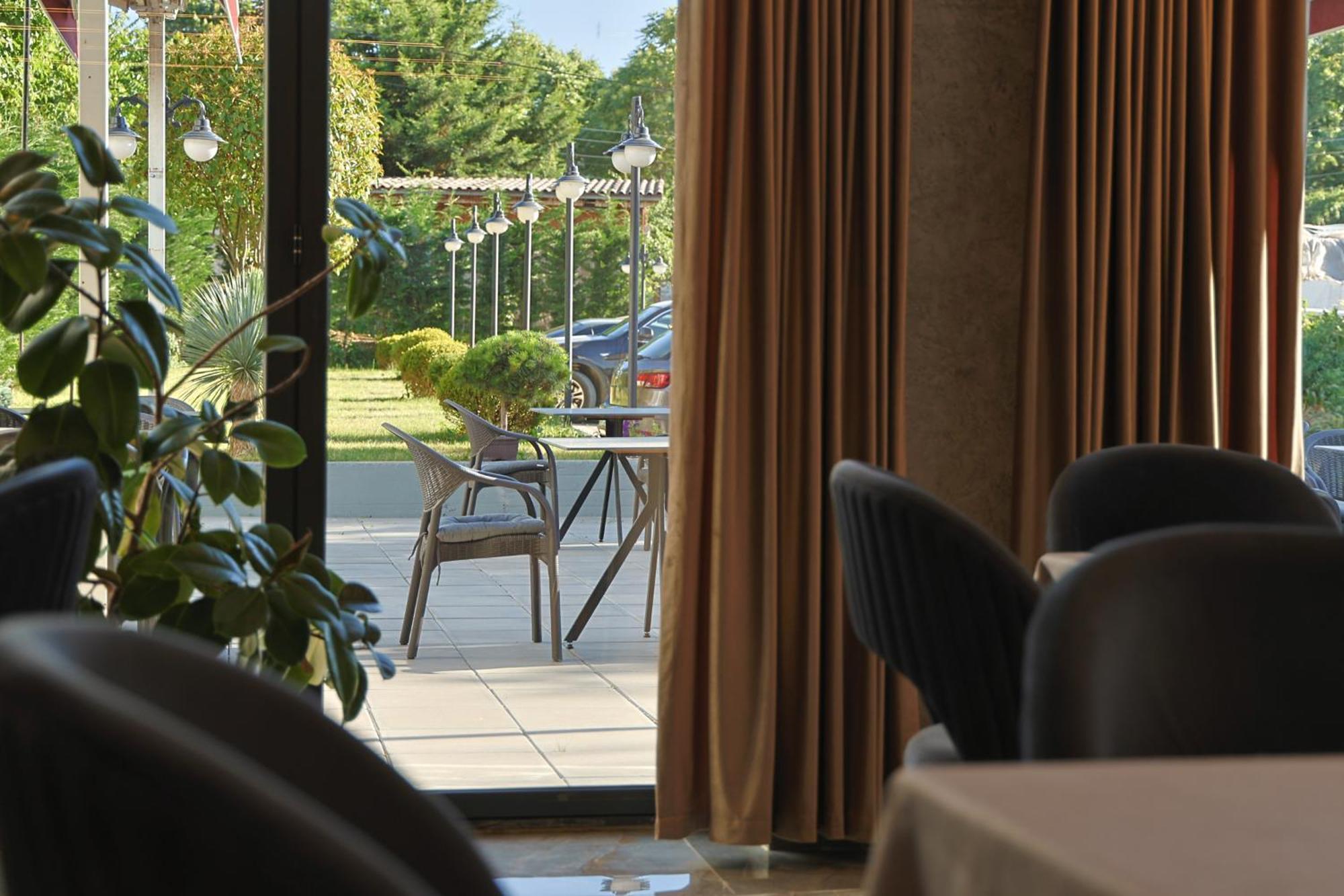 Vetus Hotel Pristina Buitenkant foto