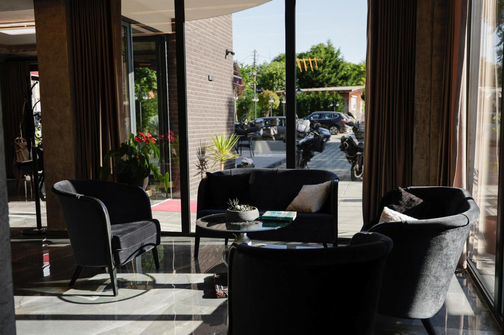 Vetus Hotel Pristina Buitenkant foto