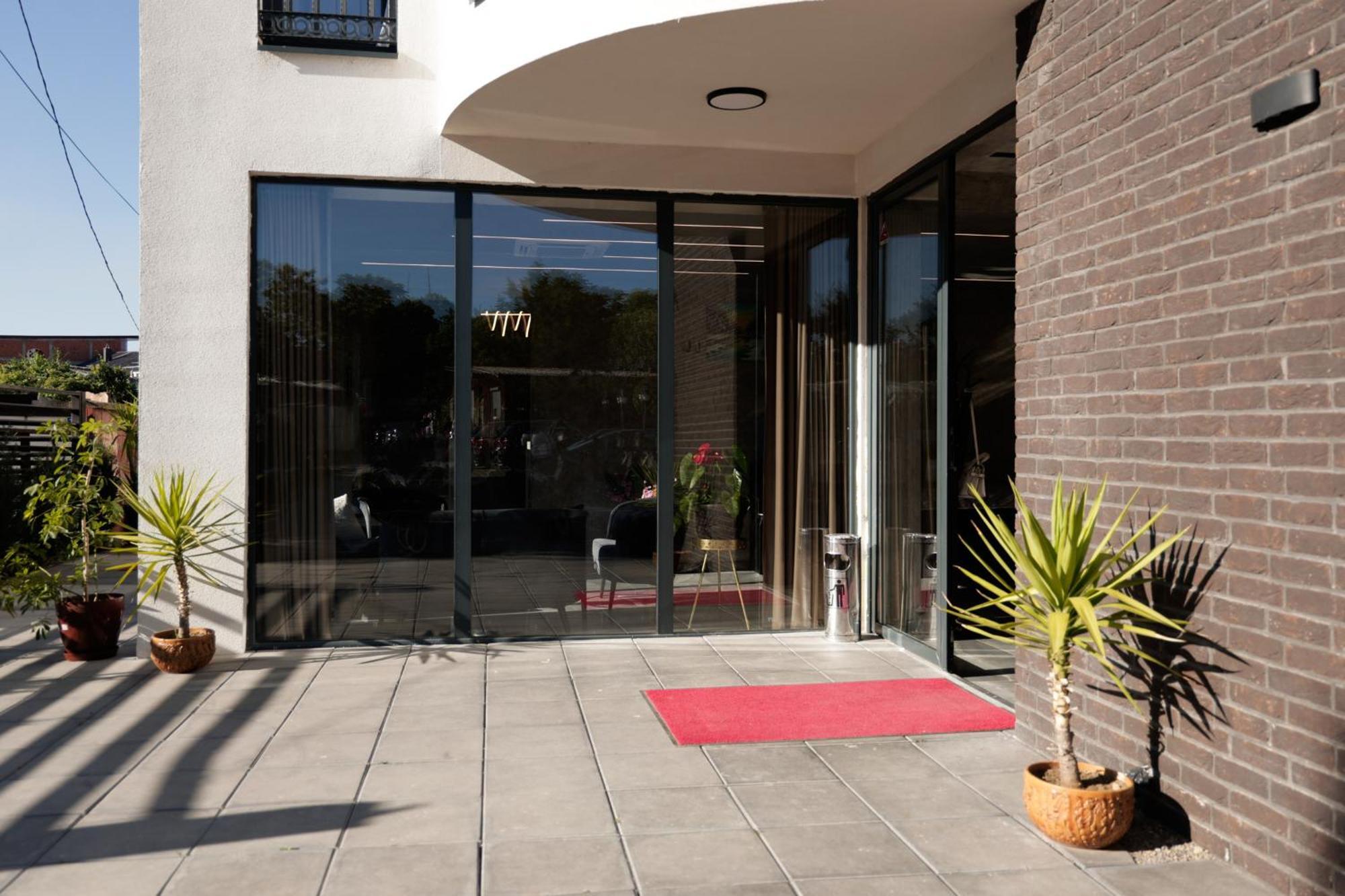 Vetus Hotel Pristina Buitenkant foto