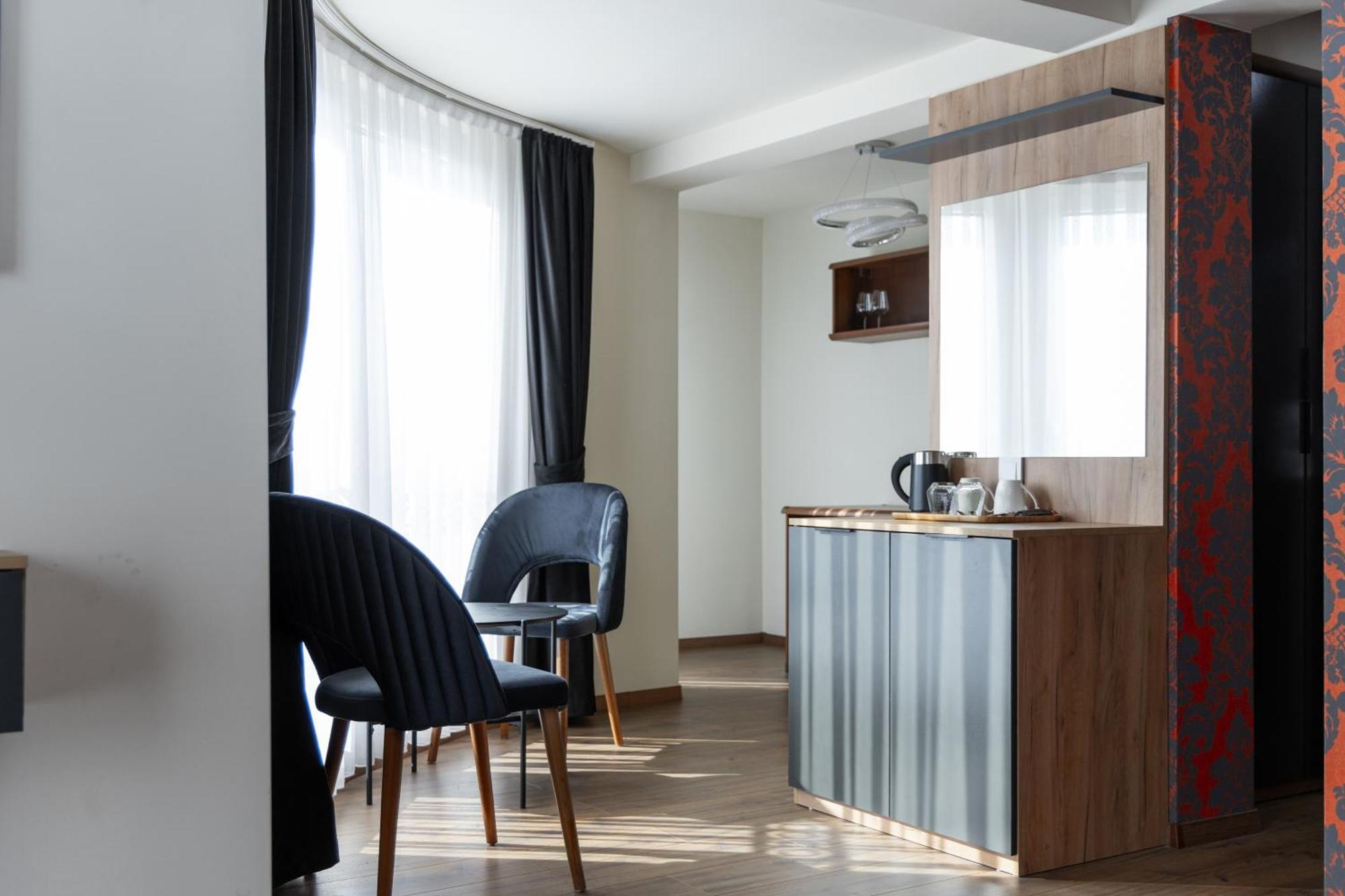 Vetus Hotel Pristina Buitenkant foto